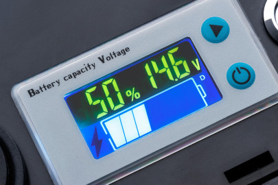 Lithiový akumulátor M-CELL 12V 50Ah + 10A nabíjačka